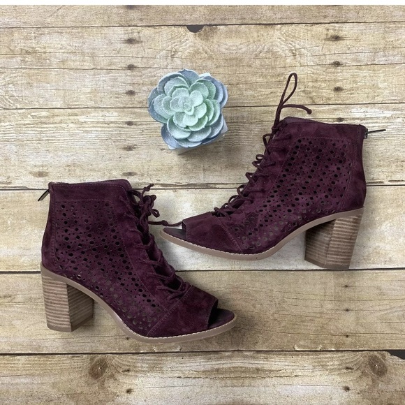 VINCE CAMUTO Trevan Cutout Bootie - Picture 2 of 4